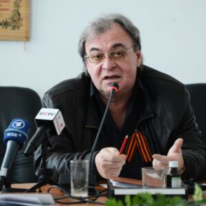 Лидер „Комитета Донбаса“, Александар Хрјаков, говори на конференцији за новинаре у згради администрације Доњецка, окруженој барикадама, 2014
