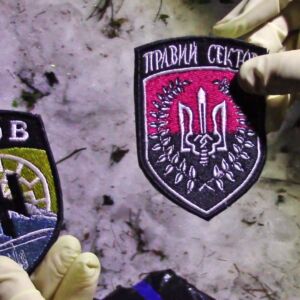 Симболи организације који је ФСБ пронашао код присталице Десног сектора. Притвореник је служио у Оружаним снагама Украјине, добио је 3 државне награде