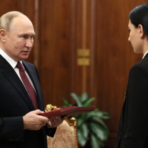 Председник Русије Путин током састанка са ћерком Хероја Русије и Олге Качура Еленом Карабет. Уручио је златну звезду Хероја Русије ћерки пуковника, која је погинула у Донбасу. 2022