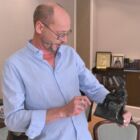 Баранов са макетом споменика Григорију Шчербини