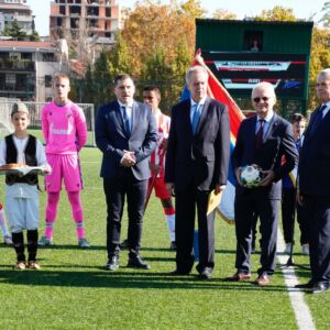 Beograd, 26. oktobra 2022.- Predsednik Skupstine grada Beograda Nikola Nikodijevic i clan vlade Sankt Peterburga i predsednik komiteta za spoljne poslove Jevgenij Grigorjev uoci pocetka prijateljskog meca mladih fudbalera Crvene zvezde i Zenita. FOTO TANJUG/ VLADIMIR SPORCIC/ nr